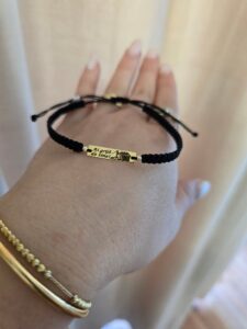 O amintire fină, dar plină de sens. Brățara „Ai grijă de tine” este mai mult decât un accesoriu — e un gând cald, o promisiune tăcută și un reminder zilnic că e important să te pui și pe tine pe primul loc. Realizată manual, cu fir împletit rezistent și plăcuță din aur gravată fin, e cadoul perfect pentru cineva drag sau pentru tine — pentru zilele în care ai nevoie să-ți amintești că grija de sine nu e egoism, e iubire. 💛
